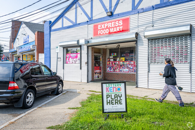 Find shops and eateries at Hodges Square Shopping Center, Riverside, CT.