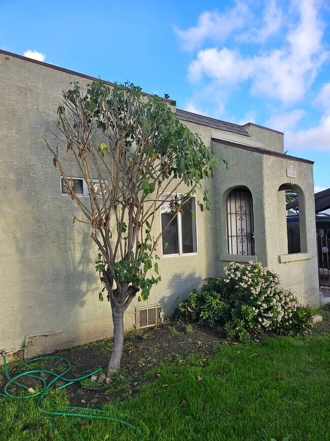 1408 N Willowbrook Ave, Compton, CA 90222 - photo 2