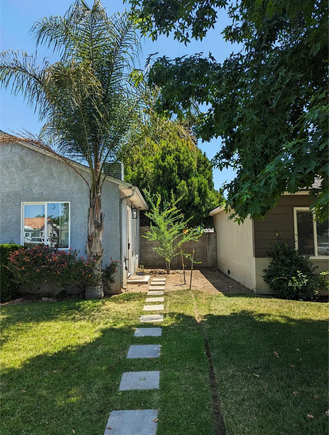 9948 Bevis Ave Unit 1/2, Mission Hills, CA 91345