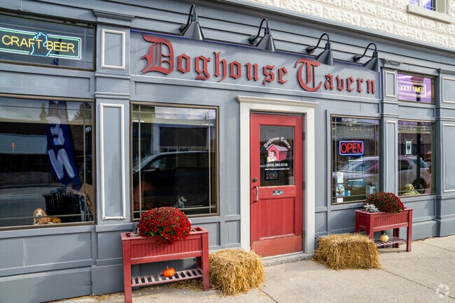 Doghouse Tavern in Memphis serves local brews to those who wish to watch sporting events.