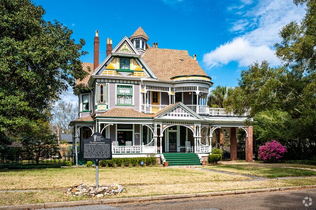 Victorian Style Mansion in Midtown Mobile, AL are still standing from the early 1900's.