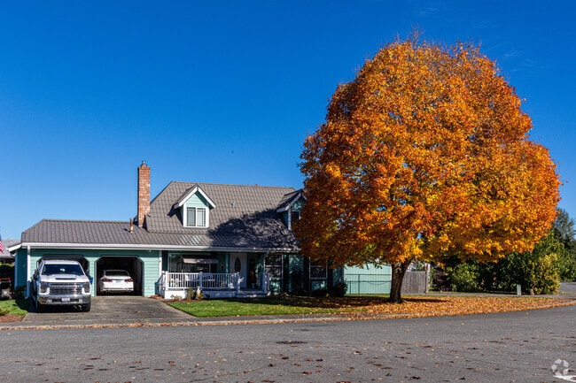 You can find this single-family home with a stunning tree in the front yard in Plateau.