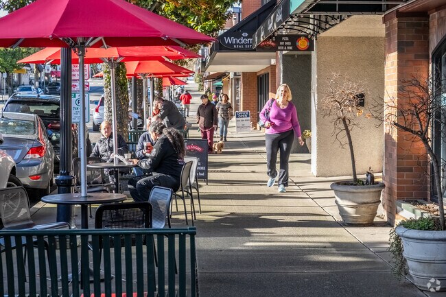 There are plenty of retail and dining offerings within walking distance in Briarcliff.