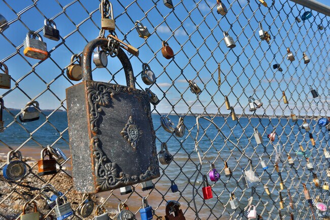 Close up on Locks in chainling on Dam path