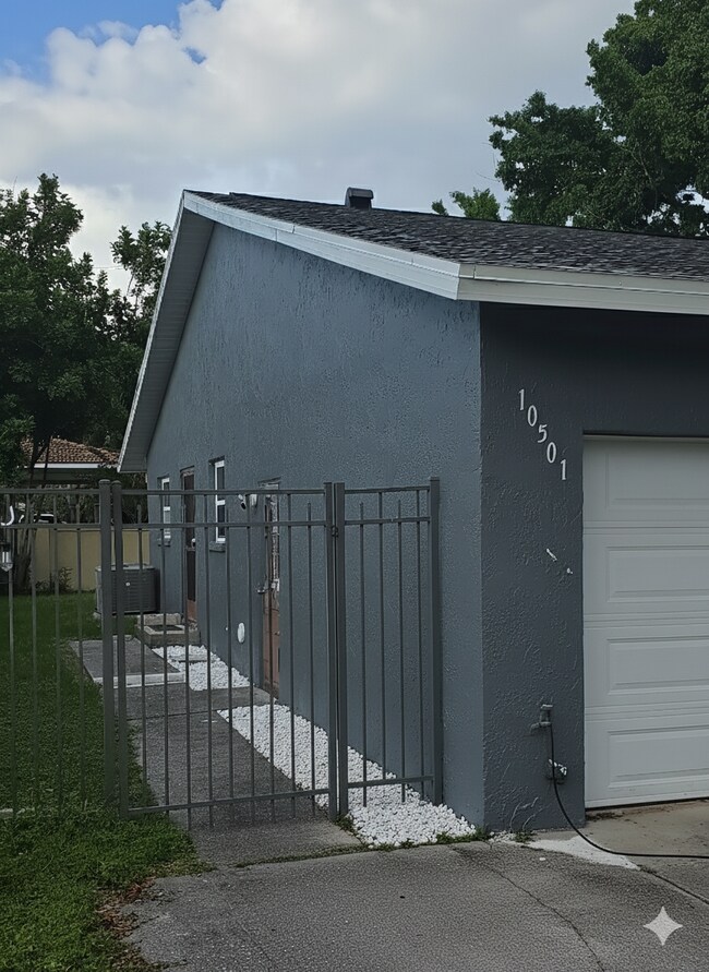 10501 Lake Vista Dr, Seminole, FL 33772