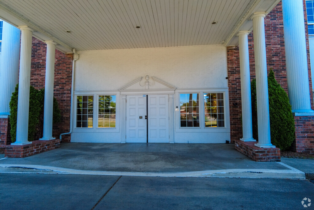 An entryway to Cascade Vista Baptist School.