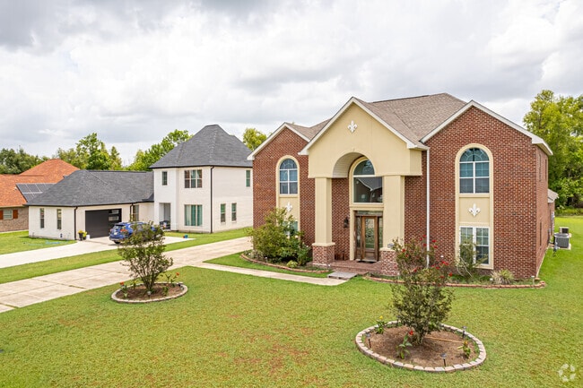 Large estate homes are an option in Reserve.