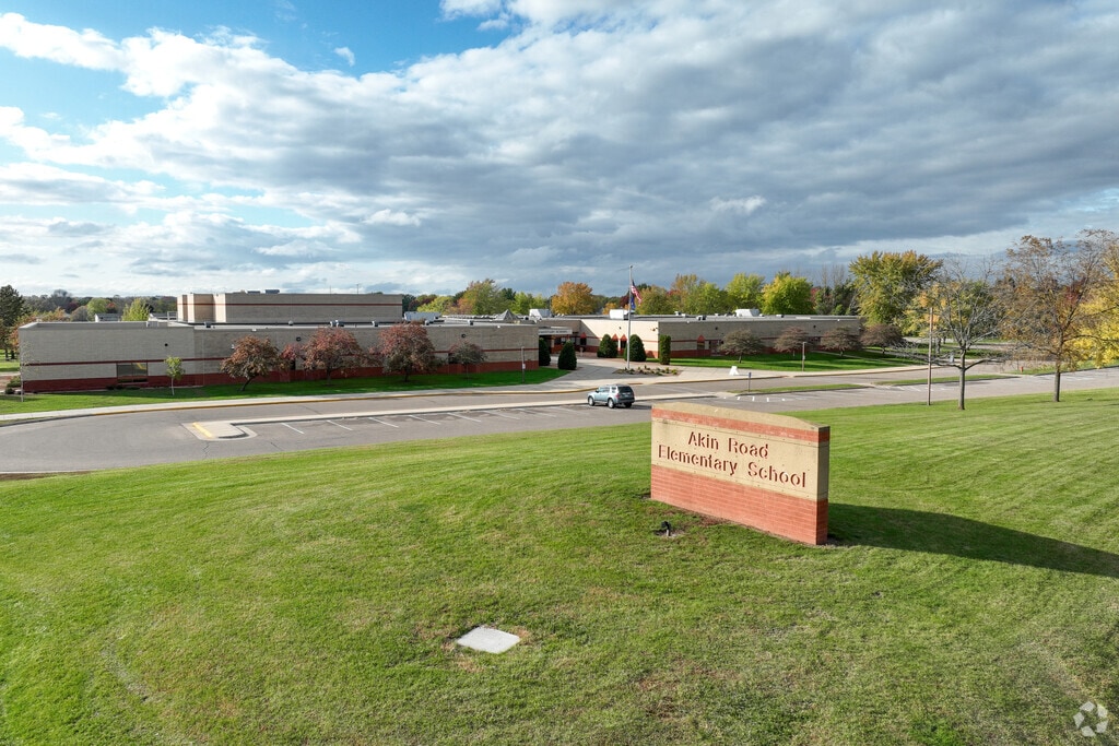 Akin Road Elementary School offers a student/teacher ratio of 14 to 1.