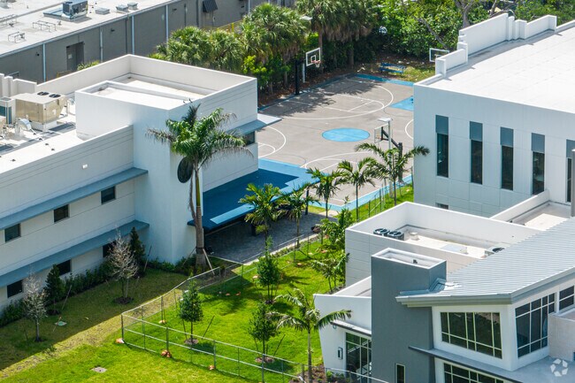 The serene courtyard of Yeshiva Tiferes Torah offers a peaceful retreat.