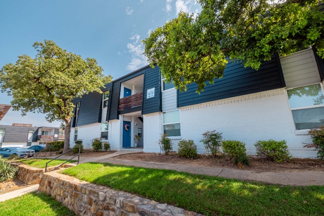 531 Bedford Rd unit 205, Bedford, TX 76022 - photo 2