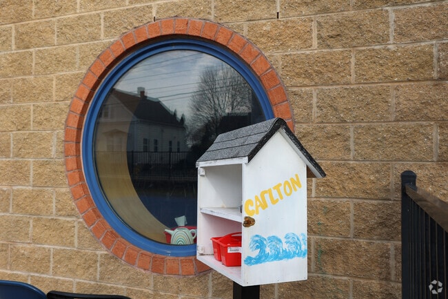 Carlton Elementary School provides education in the neighborhood of Salem.