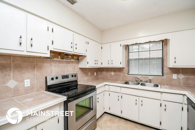 2438 Kellow Cir, Jacksonville, FL 32216 - photo 7