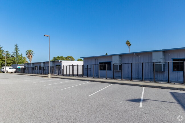 Glider Elementary School challenges and encourages children to learn.