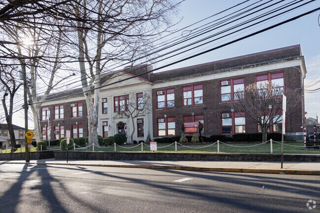 Cliffside Park School #5 in Cliffside Park, NJ has 275 students enrolled.
