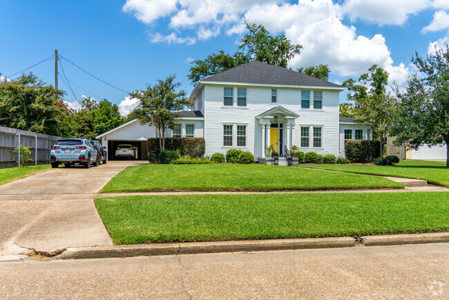 Cottage houses in North Lake Charles offer cozy, family-friendly living.