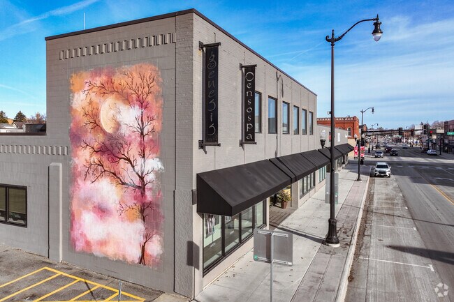 A number of beautiful murals decorate historic buildings in downtown Hutchinson.
