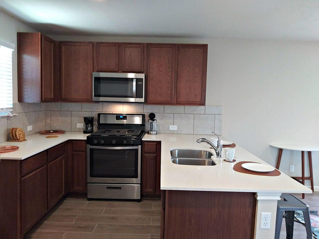Suficient kitchen cabinets