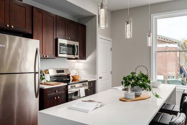 2BR, 2BA - 1,028SF - Kitchen