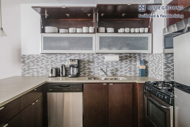 301 E 47th St unit FL6-ID1737, New York, NY 10017 - photo 6