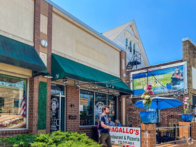 Pappagallo’s Italian Eatery offers patio dining in Highland Park.