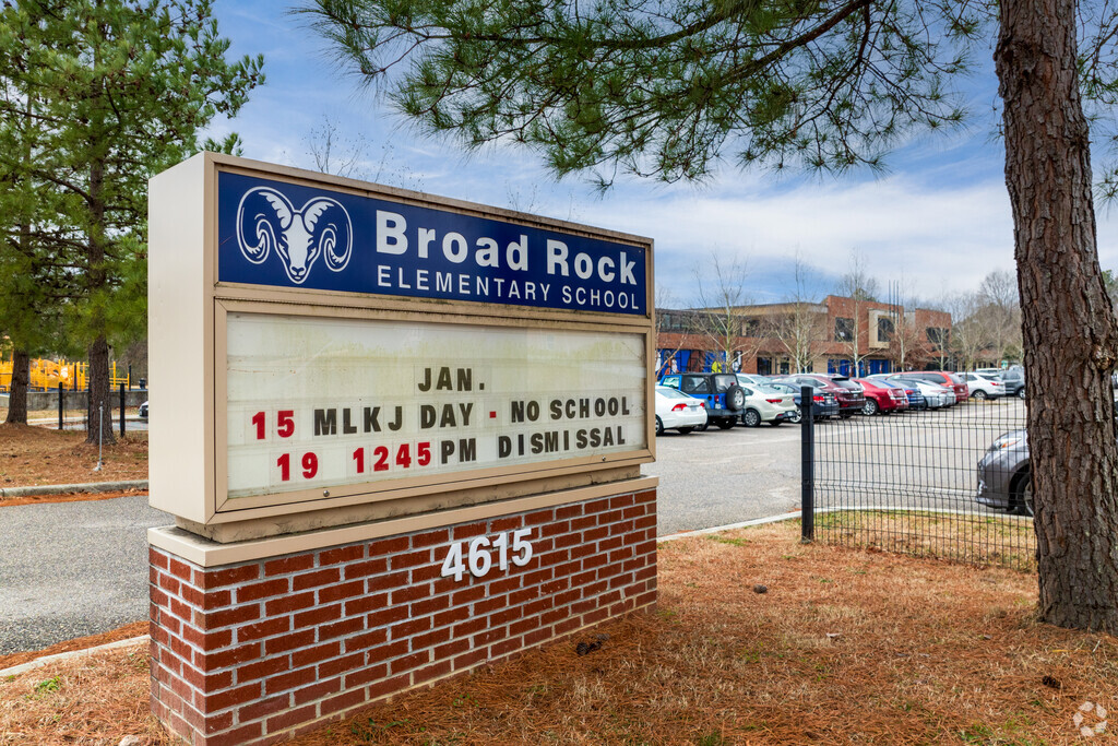 The entrance to Broad Rock Elementary School.