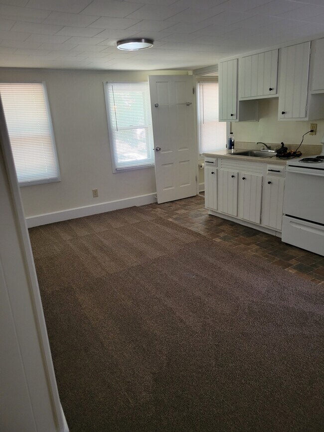 533 4th St unit Upper, Marietta, OH 45750 - photo 5