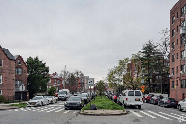 The Pelham Parkway community is a small attractive community with great appeal.