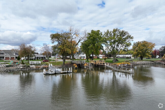 Boaters will love the docks and boat clubs in Shoreland and Point Place.