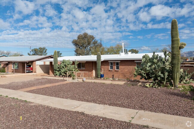 Classic red-brick homes are typical of Palo Verde.