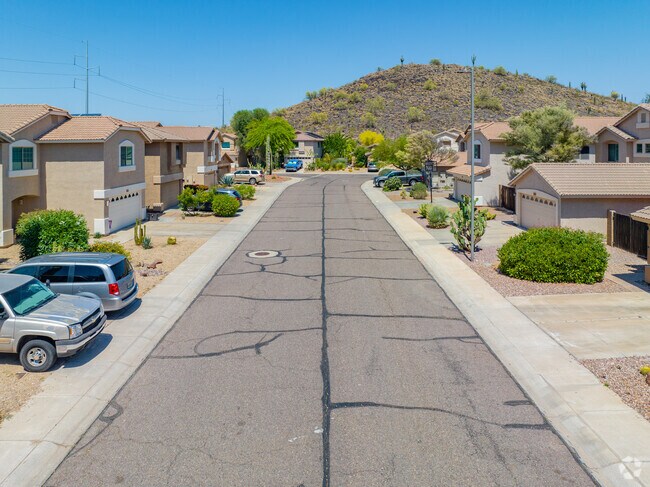 Small hills within Mountaingate add character to the neighborhood.