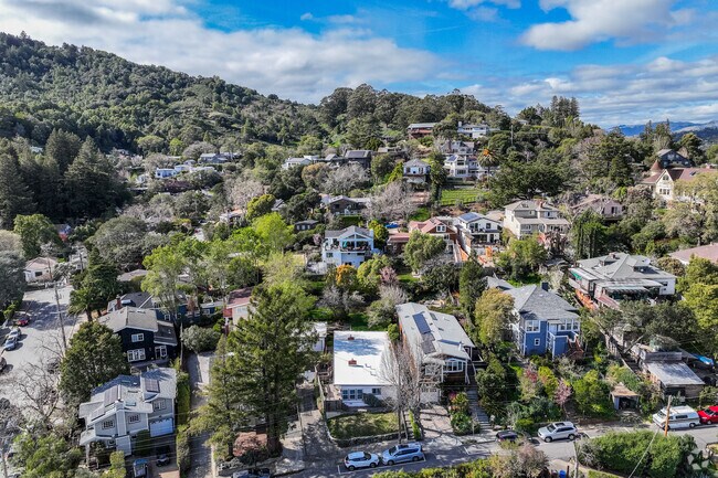 Madrone Canyon offers a luxurious and nature filled lifestyle.