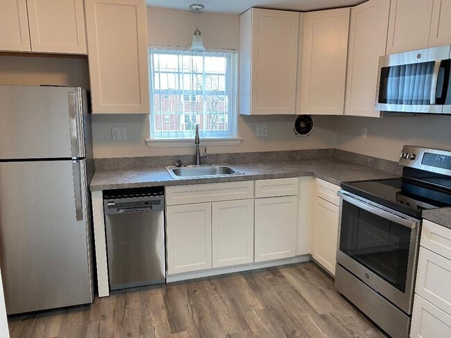 Garden Style Apartments in a park like setting., Wethersfield, CT 06109 - photo 7