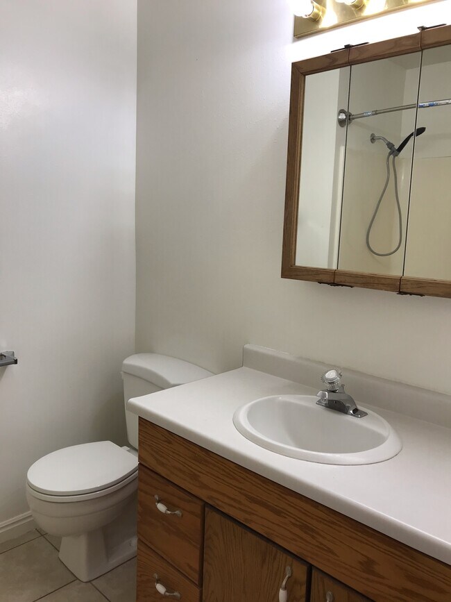 255 W 1100 N unit 1, Logan, UT 84341 - photo 3