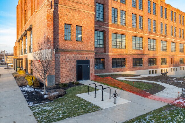 Students can walk or bike to Menlo Park Academy.