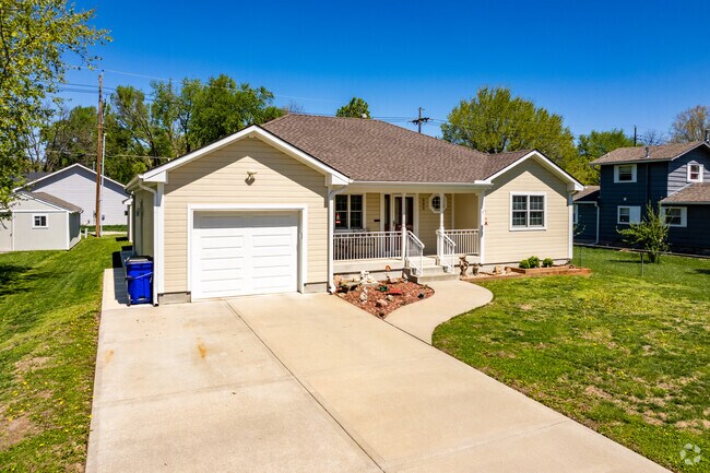 Smaller family homes in Edwardsville line the streets..