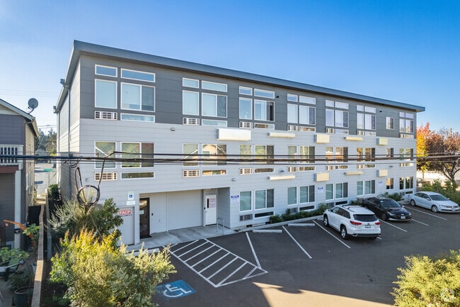 54 Woodstock Apartments~ Great Location ~Vibrant Neighborhood, Portland, OR 97206 - photo 5