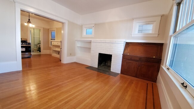 2227 J St unit Upper C, Sacramento, CA 95816 - photo 3