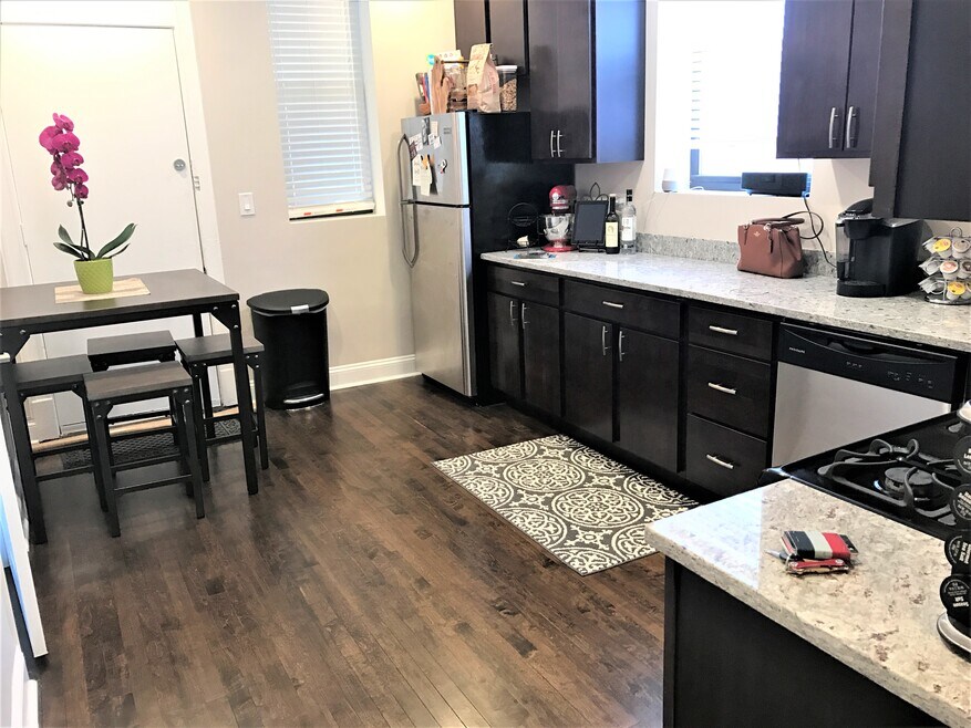 2013 N Hoyne Ave unit 3, Chicago, IL 60647 - photo 1