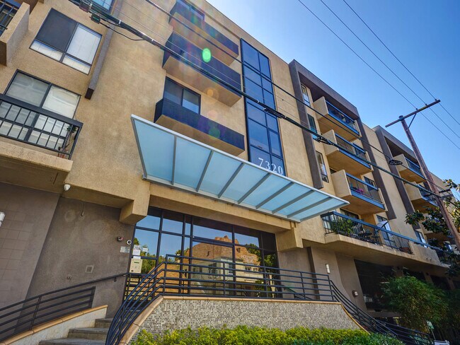 Hollywood Regis Condominiums unit 7320HawthornAve222, Los Angeles, CA 90046 - photo 4