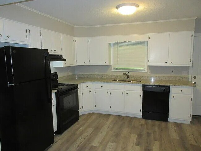 200 Mccormick Ave, Birmingham, AL 35215 - photo 2