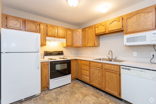 Emerald Creek Apartments, Traverse City, MI 49684 - photo 3