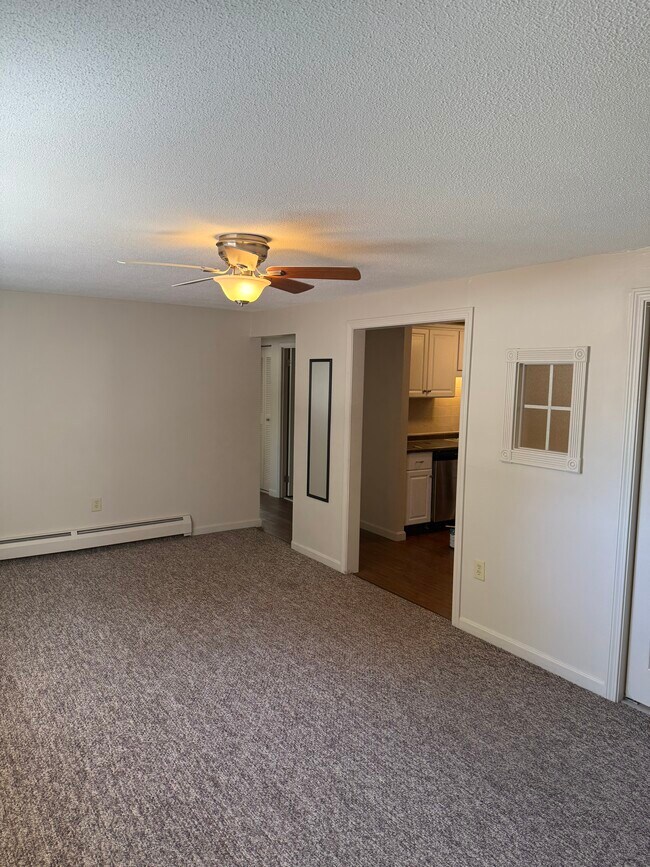 131 English Village Rd unit 202, Manchester, NH 03102 - photo 4