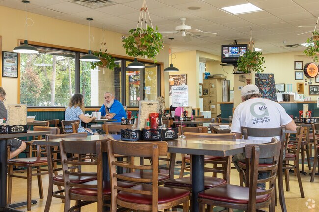 Locals love Chris' Po-Boys food and ambiance in Bois De Lafayette.