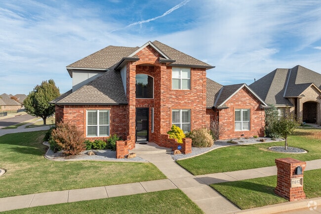 Glenhurst's HOA policies ensure that each house in the neighborhood is well maintained.