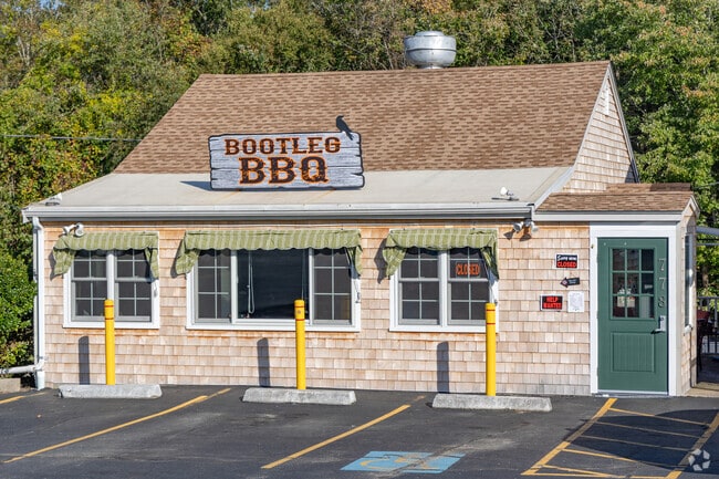 Bootleg BBQ has the finest BBQ in the Booth/Handy Four Corners neighborhood.