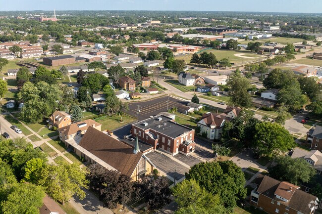 Riverview offers central proximity to local parks, landmarks and commercial strips in Rockford.