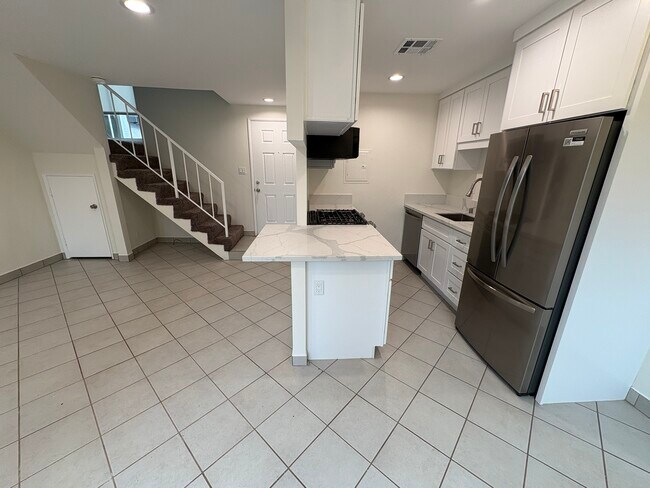 Barclay Square Apartment, Sherman Oaks, CA 91401 - photo 3