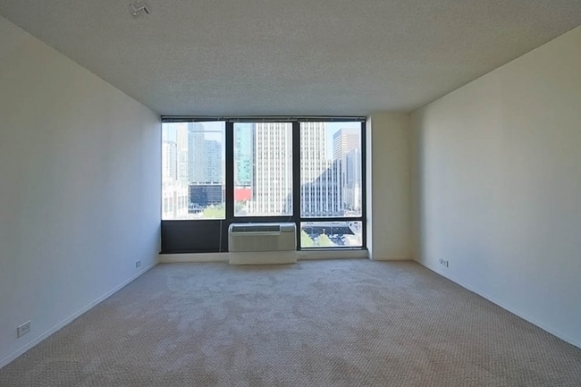 240 E Wacker Dr, Chicago, IL 60601 - photo 3
