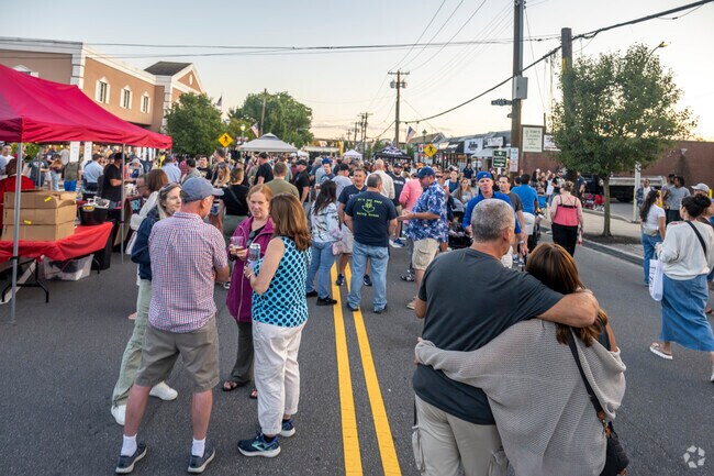 Treat you and your partner to a lively couples night at Park after Dark.