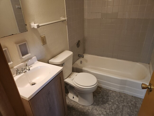 7223 W Lakefield Dr unit 3, Milwaukee, WI 53219 - photo 3